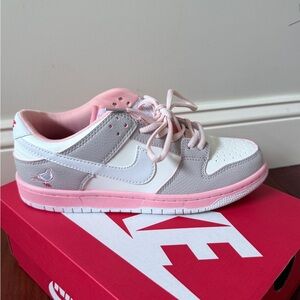 Nike Pink and Gray Sneakers Low-Top Style